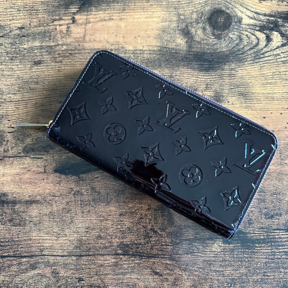 Louis Vuitton Monogram Vernis Zippy Wallet in Amarante M90416